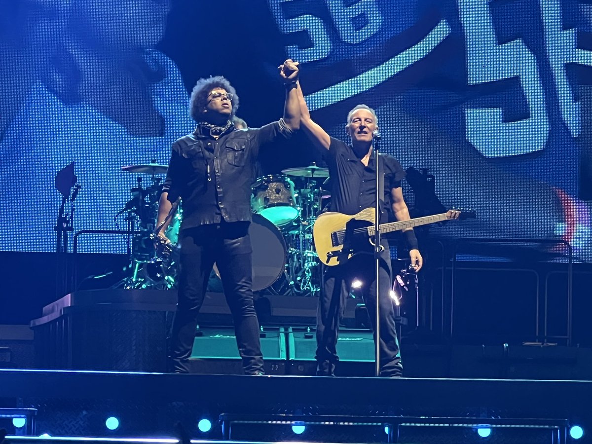 CharityMiles's tweet image. There’s an opera out on the turnpike.

@Springsteen and the Legendary #ESTREETBAND. #SpringNuts