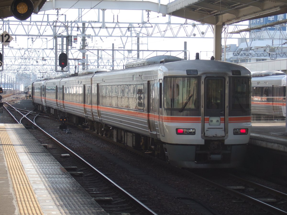 Tomo_Ishigaki's tweet photo. 「我が家に眠るちょっと懐かしの鉄道写真シリーズ」
静岡に到着した東京発の373系普通列車。車両区に引き上げる時に、同じ373系の特急ふじかわ2号がやってきました。＠静岡駅2006.3.25
#373系 #321M https://t.co/iWISSlXhH0