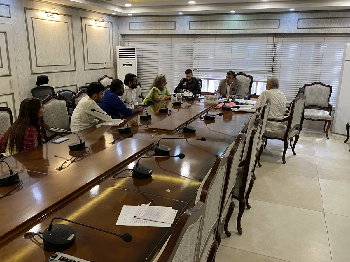 aqliyatihuqooq's tweet image. Today, we the delegation of MRM, @AuratMarchKHI &amp;amp; relatives of Sagar Kumar met the Caretaker Home Min @harisnawaz3 at his office. 

We have his promise that #SagarKumar would be recovered in 48 hours &amp;amp; that he will also investigate the case of #PriyaKumari 

Continued (1/3) 🧵