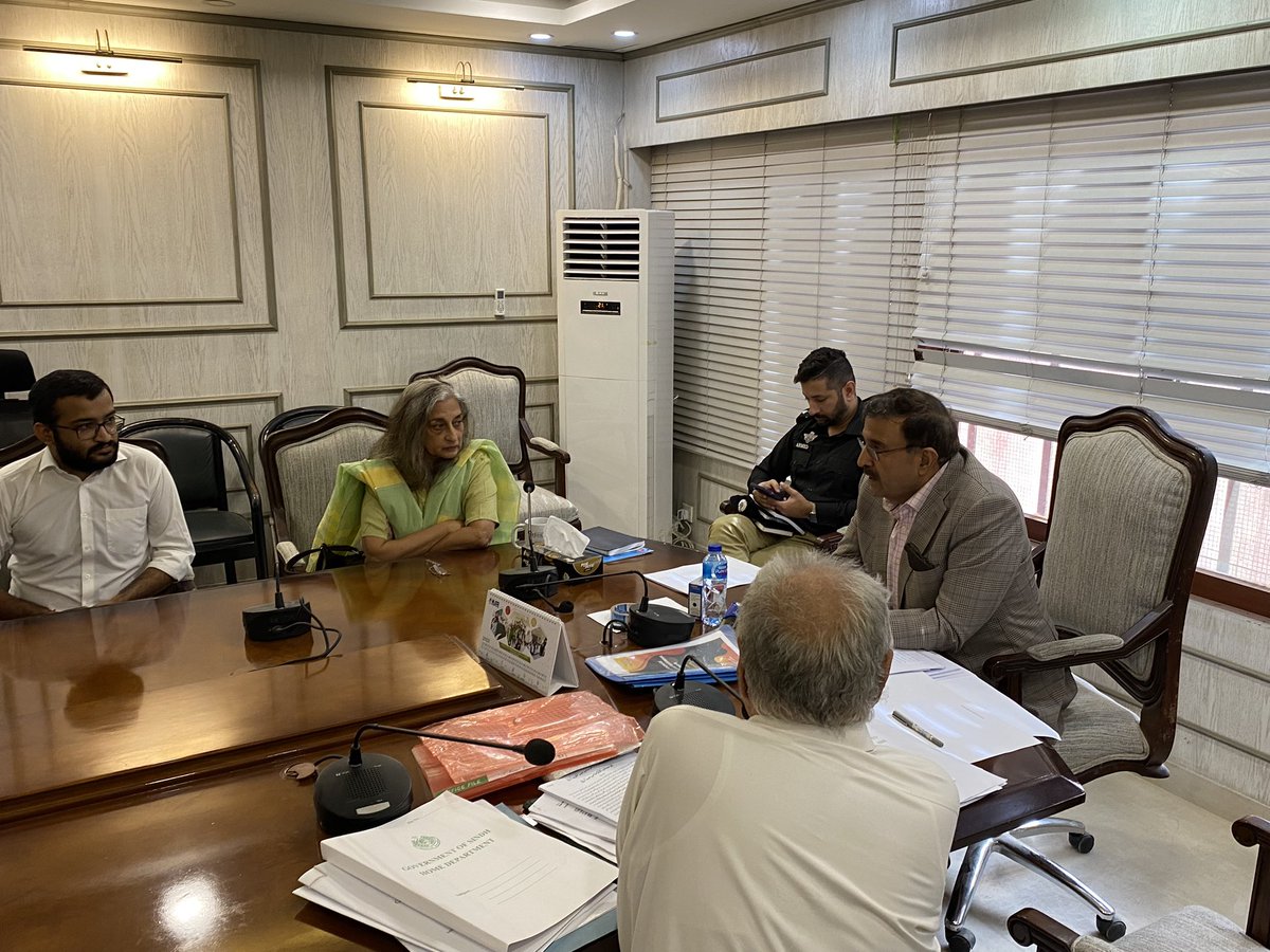 aqliyatihuqooq's tweet image. Today, we the delegation of MRM, @AuratMarchKHI &amp;amp; relatives of Sagar Kumar met the Caretaker Home Min @harisnawaz3 at his office. 

We have his promise that #SagarKumar would be recovered in 48 hours &amp;amp; that he will also investigate the case of #PriyaKumari 

Continued (1/3) 🧵