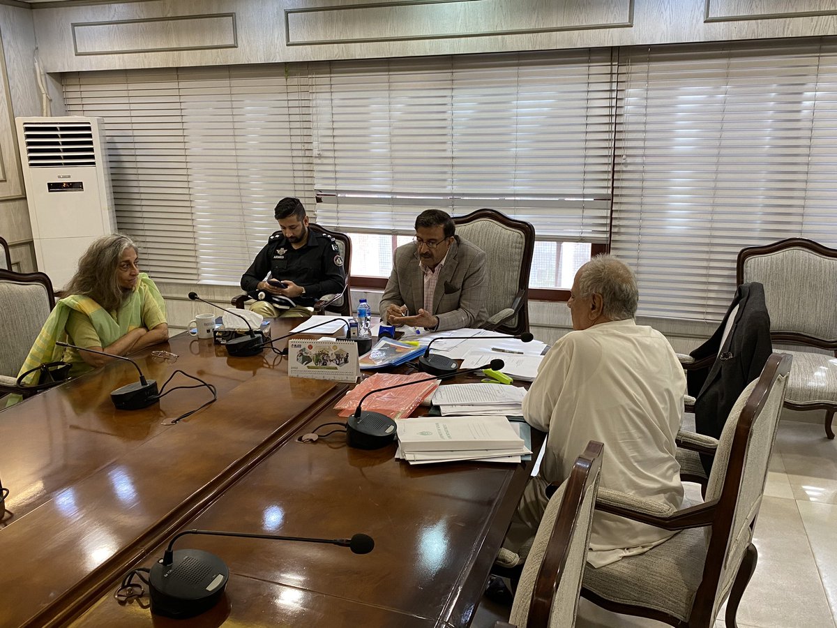 aqliyatihuqooq's tweet image. Today, we the delegation of MRM, @AuratMarchKHI &amp;amp; relatives of Sagar Kumar met the Caretaker Home Min @harisnawaz3 at his office. 

We have his promise that #SagarKumar would be recovered in 48 hours &amp;amp; that he will also investigate the case of #PriyaKumari 

Continued (1/3) 🧵