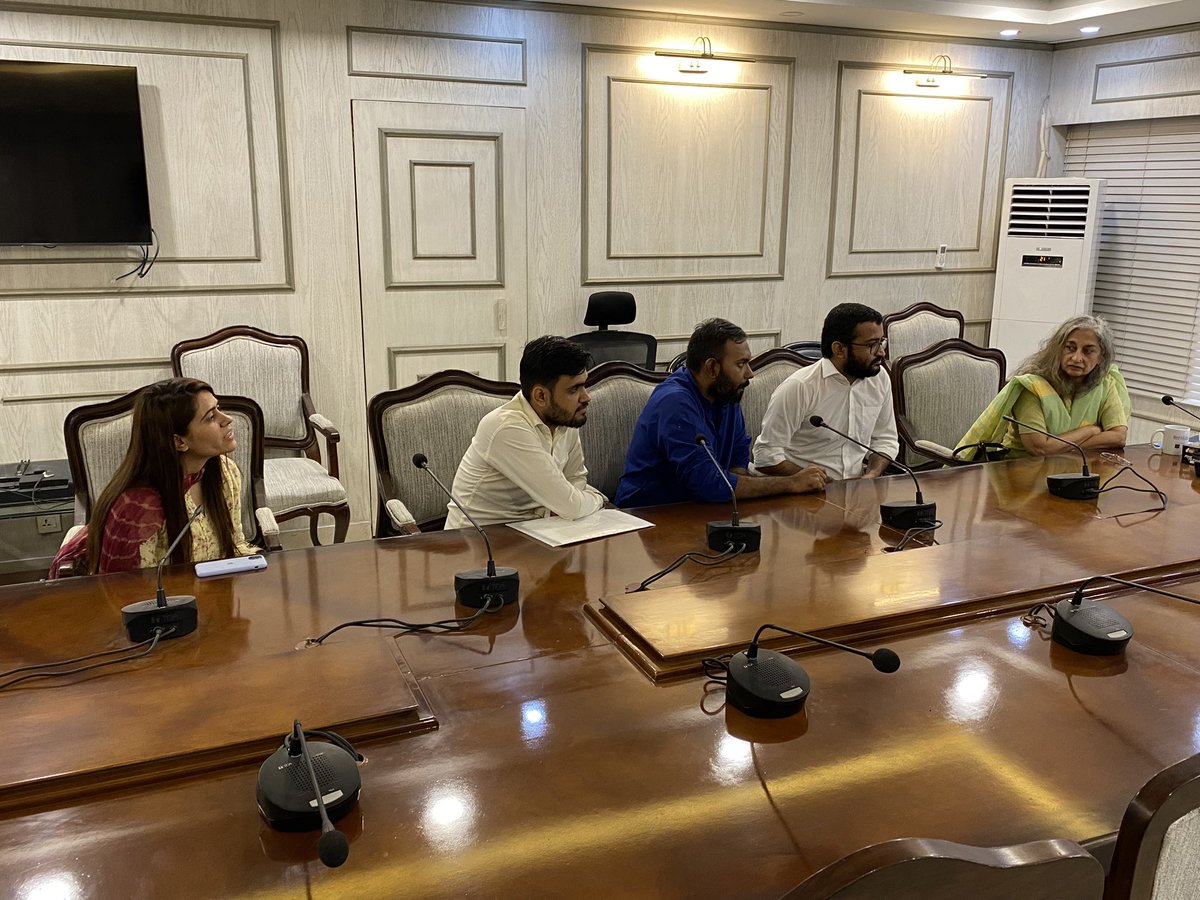 aqliyatihuqooq's tweet image. Today, we the delegation of MRM, @AuratMarchKHI &amp;amp; relatives of Sagar Kumar met the Caretaker Home Min @harisnawaz3 at his office. 

We have his promise that #SagarKumar would be recovered in 48 hours &amp;amp; that he will also investigate the case of #PriyaKumari 

Continued (1/3) 🧵