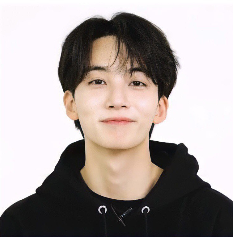 _997zzz's tweet photo. Moots, mangungulit po ulit heheh, bekenemen po may rest of the members 2x2 pics po kayo jan pashare po labyu 🩷🩵 https://t.co/Xp2v0j6twn
