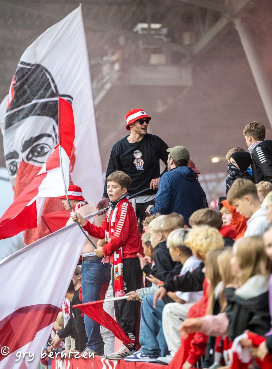 MortenKilling's tweet image. Må vel legge bøttehatten og solbrillene igjen hjemme neste hjemmekamp. Er vel for anonym og skummel for barna i følge enkelte.