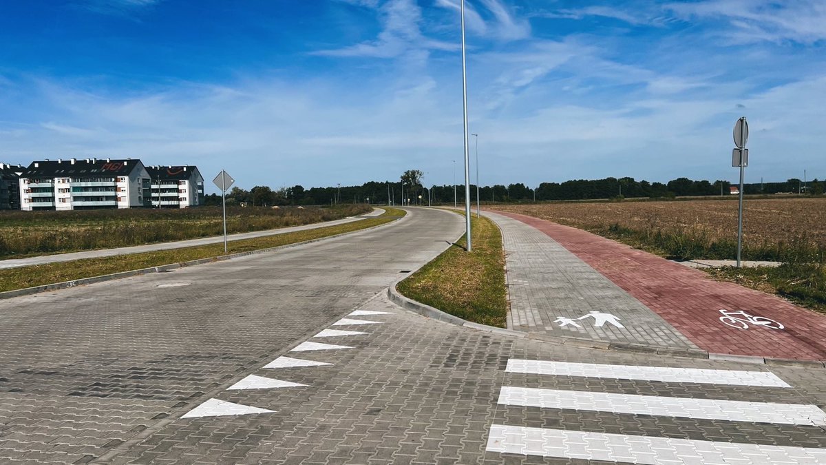 DajczakW's tweet photo. Jedna z najważniejszych inwestycji drogowych w Międzyrzeczu właśnie się zakończyła – uroczyście otworzyliśmy ulicę Długą! Droga powstała dzięki dofinansowaniu rządowemu @pisorgpl w wys. 5,3 mln zł z #RFIL i #RFRD . https://t.co/0QhmnJ073v