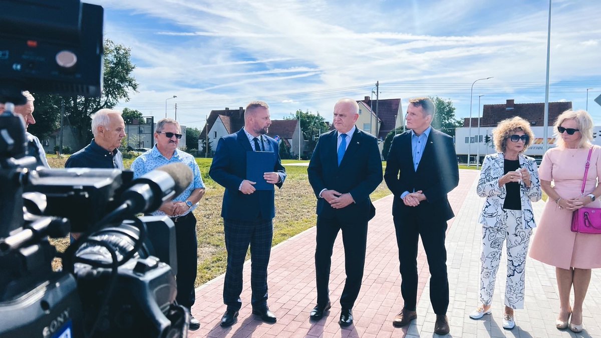 DajczakW's tweet photo. Jedna z najważniejszych inwestycji drogowych w Międzyrzeczu właśnie się zakończyła – uroczyście otworzyliśmy ulicę Długą! Droga powstała dzięki dofinansowaniu rządowemu @pisorgpl w wys. 5,3 mln zł z #RFIL i #RFRD . https://t.co/0QhmnJ073v