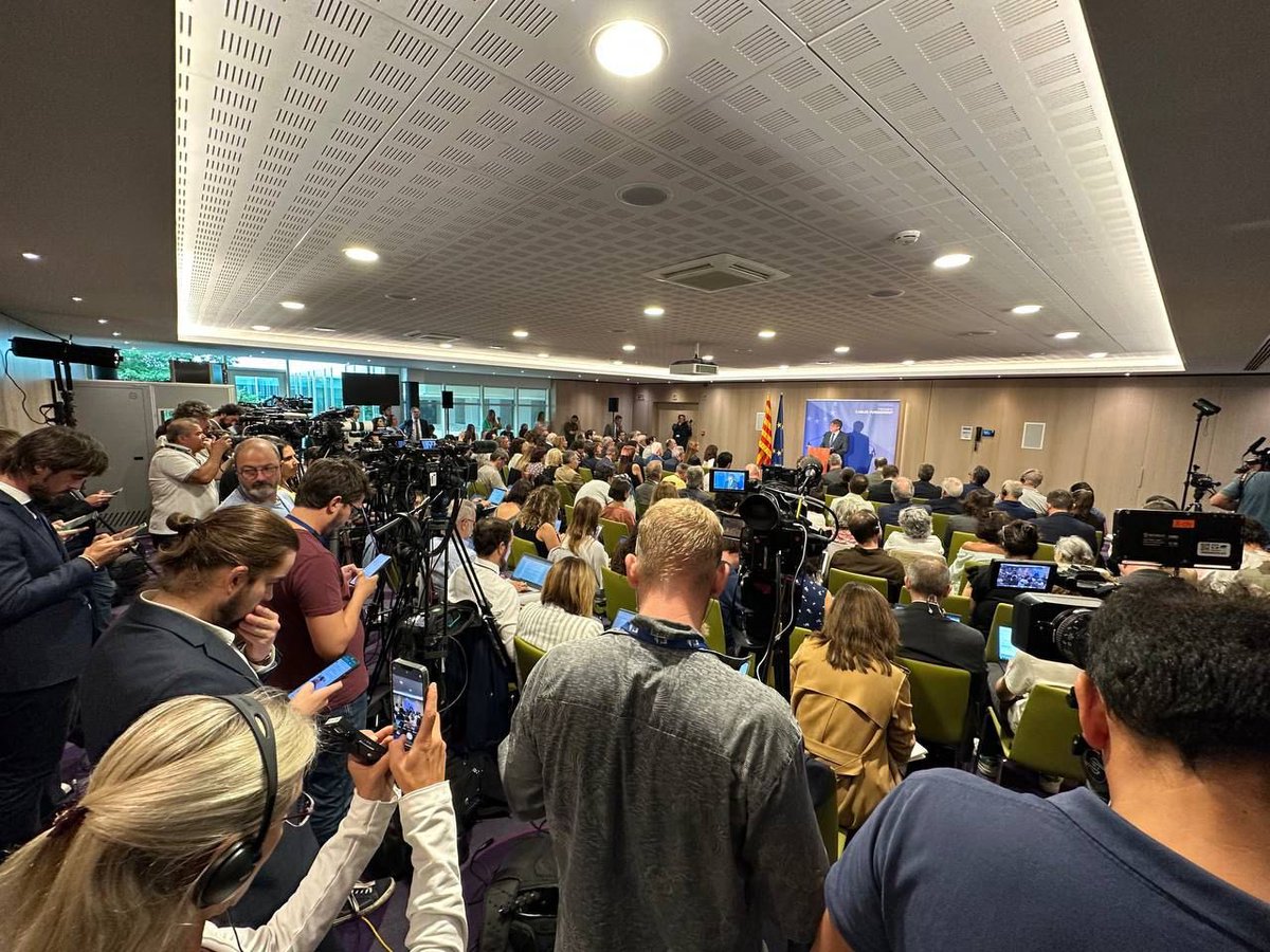 jorditurull's tweet photo. Lideratge, coherència, determinació, elegància, visió de país i lleialtat al mandat de l’1 d’octubre. 

Avui el President @KRLS ha tornat ha generar il·lusió i esparança.  Som on érem i serem on hem estat. 

Un honor ser al seu costat a les verdes i a les madures. https://t.co/FrfRPicKFb