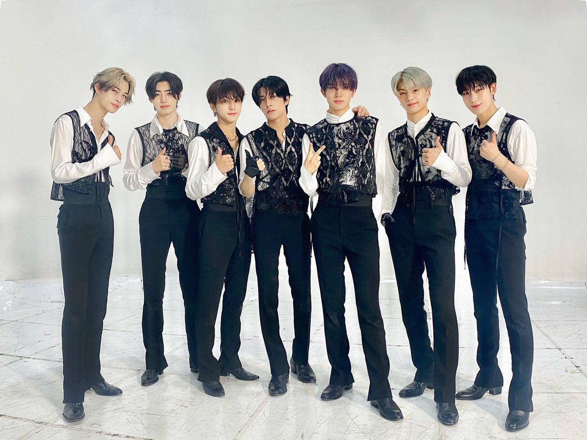 Dashing gentlemen in elegant suits personify true grace against a heavenly backdrop in this timeless moment, a treasure for devoted ENGENEs. Let's celebrate ENHYPEN at M Countdown by crafting memorable moments. youtu.be/UI3giAhobRw