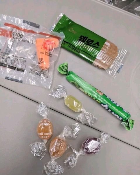 Durante un vuelo de 10 horas, que se dirigía de Corea del Sur a Estados Unidos. Una madre repartió a más de 200 pasajeros en el avión una bolsa para cada uno.

La bolsa contenía dulces, chicles y tapones para los oídos como una especie de disculpa anticipada, en el caso de que su