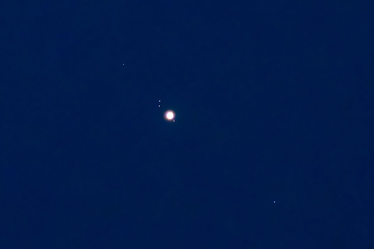 DaveDiCello's tweet photo. Pretty amazing scenes over downtown #Pittsburgh yesterday morning. Not only was I able to capture Jupiter and its moons in the early morning sky, I was actually able, for the first time, to see the actual bands on the planet. Still cannot believe it. https://t.co/y1YMHVlWRV