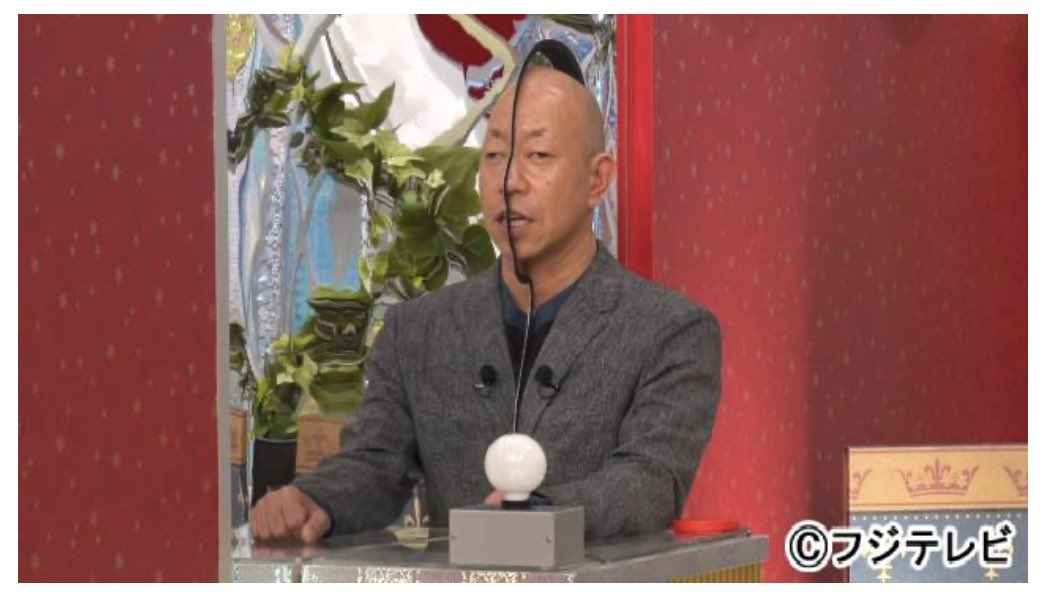 tyomateee's tweet photo. 右半身はトーク番組、左半身はクイズ番組を同時収録した小峠、今見ても伝説すぎるw https://t.co/FmIyr8mSRR