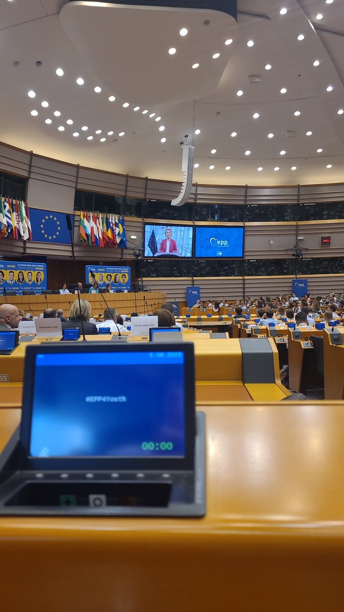 Liebe Grüße von der EPP Youth Week aus dem Europäischen Parlament. 🇪🇺 #epp4youth