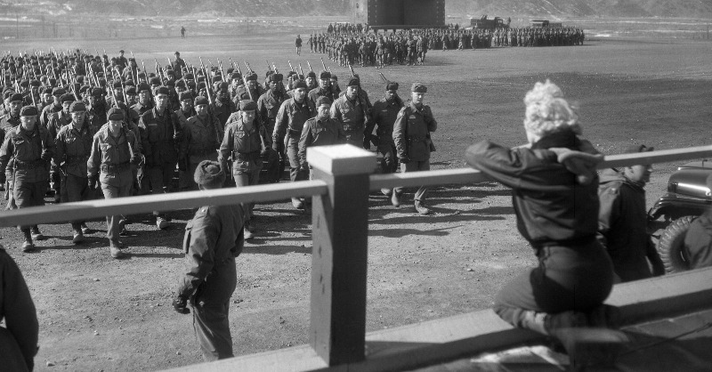NightDaily_'s tweet photo. Thousands of whooping, hollering, whistling G.I.s crowded around a stage, goggle-eyed. They had been serving in Korea through a miserable winter, but a sudden appearance by Hollywood "It Girl" Marilyn Monroe made them lose it. Now the rare photos of her intimate interactions...