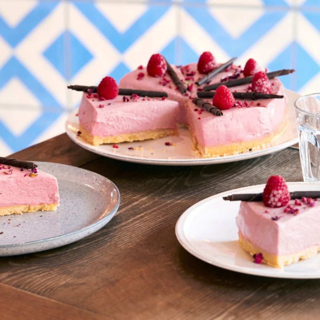Bedazzle with a completely new chocolate taste and colour – the Ruby chocolate offers intense fruitiness and fresh, sour notes to enhance any dessert. 
@callebautchocolate

#callebaut #chocolate #rubychocolate