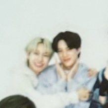 renjun hugging jeno 😭😭😭