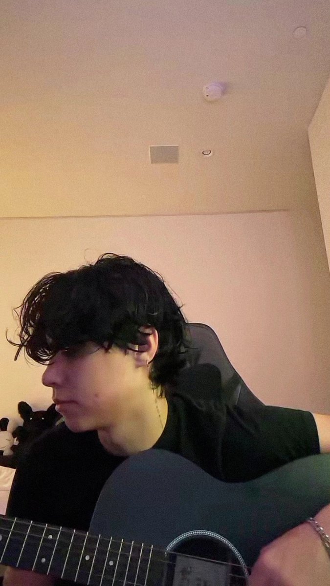 Landon Barker ontem durante sua live no tiktok.