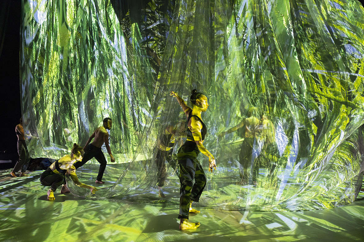 VCcnbfc's tweet image. [TOUT-MOUN] Merci à notre partenaire le Journal Diversions pour leurs mots sur TOUT-MOUN, création 2023 Fattoumi-Lamoureux. 

À découvrir le 13 septembre à la Scène nationale du Sud-Aquitain dans le cadre du festival Le Temps d'Aimer la Danse

À lire ici diversions-magazine.com/tout-moun-nouv…