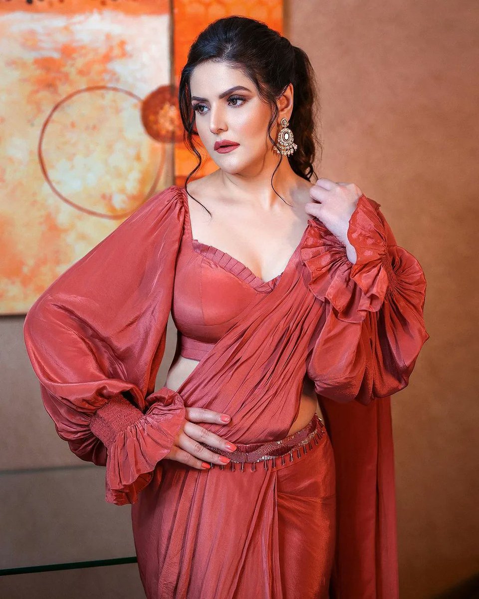 We are constantly gushing over gorgeous #ZareenKhan as she's looking so glamour in this subtle red saree and hot red shade lipstick 😍🫣
. 
. 
. 
. 
#ZareenKhan #Diva #actress #newattire #trendinglook #fashiontrend #fashionsense #stylediva  #newlook #stylishstar #TalkingBling