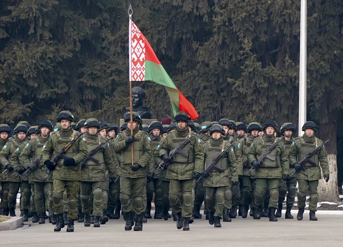 BREAKING:

The Polish Border Guard announces that a Belarusian soldier armed with a long gun entered Polish territory yesterday and started damaging the Polish border wall.

Spotted by cameras, a border guard patrol was quickly sent there and the soldier fled back into Belarus.
