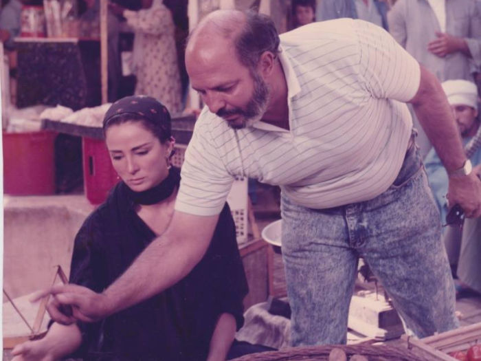 فيلم "أحلام هند وكاميليا" من قصة واقعية! "ثريد"
فتاة اسمها هند علي خضر، من قرية صغيرة في مركز قويسنا، محافظة المنوفية، عملت خادمة لدى عائلة محمد خان لمدة 10 سنوات، ومن وقتها تولد داخله شغف إنها تكون موضوع لفيلم من أفلامه(1)