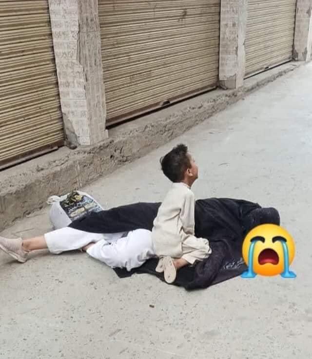 Baseer_khan0's tweet photo. پختونخوا کے مینگورہ بازار میں اج یہ پختون بچہ اس لئے رو رہا ہے کیونکہ نامعلوم افراد جو ہمیشہ سے نا معلوم نام بتا رہے ہیں اس نے بچے کی ماں کو قتل کر دیا ہے، بچہ اپنی ماں کے لیے رو رہا ہے۔  یہ ہے اس ریاست میں پشتونوں کی زندگی ہے۔
#StopPashtunGenocide https://t.co/VXtOPBNhd1