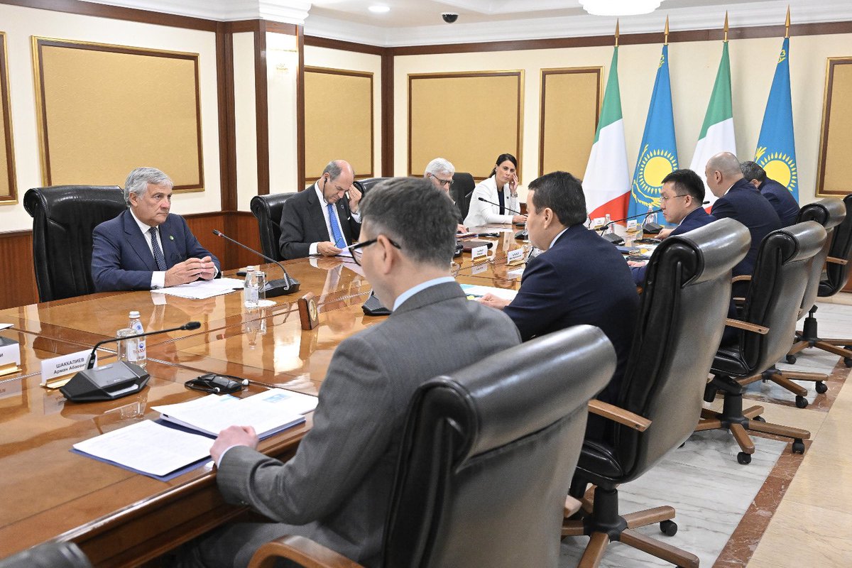 Antonio_Tajani's tweet photo. Ad #Astana ho incontrato il Primo Ministro Alikhan Smailov. Il Kazakhstan è un partner fondamentale in Asia centrale. Il matrimonio tra l'industria 🇮🇹 e le risorse naturali 🇰🇿 farà raggiungere ottimi risultati a entrambi i paesi. https://t.co/exn3FD9kfr