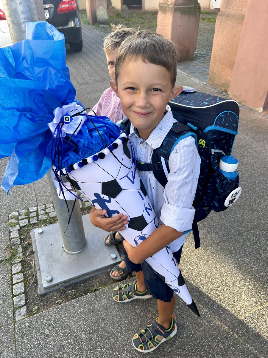 Hallo @HSV Zur Einschulung bei uns in Wiesbaden gab es für den großen eine mega Schultüte. 

#ndhsv #einschulung #hsvkids #hessen #erbenheim #dinohermann