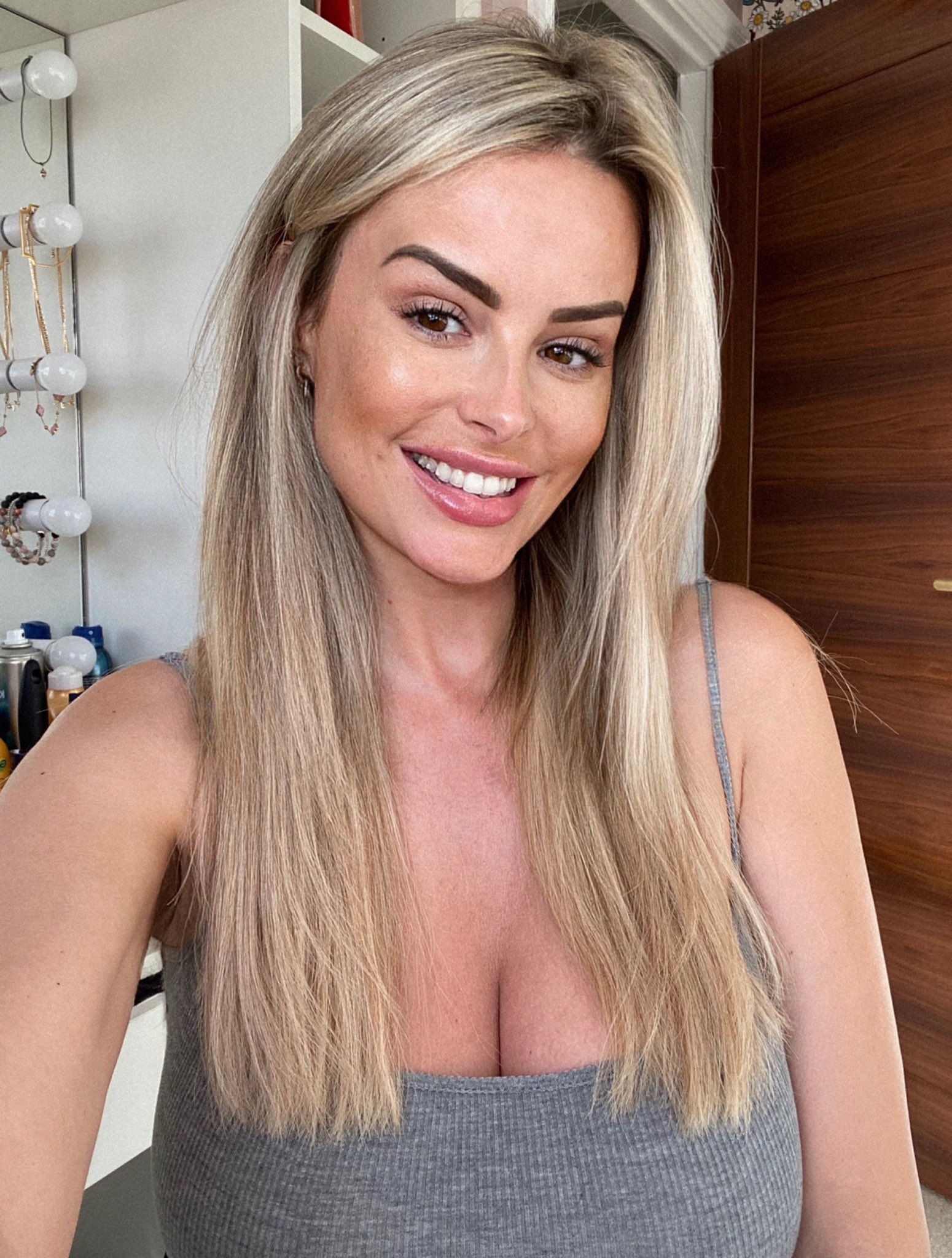 Just a shameless selfie because I’ve washed my hair and the suns out. It’s the little things 🫶🏽✨ https://t.co/kRpYcuYVkg