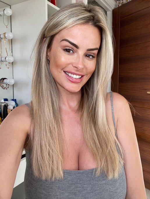 Just a shameless selfie because I&rsquo;ve washed my hair and the suns out. It&rsquo;s the little things 🫶🏽✨ https://t<a href="/tag/yournot19foreverpullyourselftogether"class="tags"><span>#yournot19foreverpullyourselftogether</span></a>