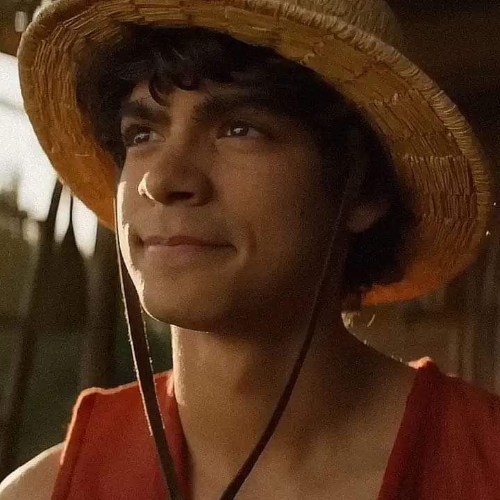 blognaointendo's tweet photo. 🚨 NOTÍCIA URGENTE!🚨

O ator de Monkey D. Luffy, o Iñaki Godoy, foi afastado da produção da Primeira Adaptação do Live action "One Piece a Série"
por tempo indeterminado.

Aparentemente ele apareceu no estúdio de gravação bêbado e em posse de uma pistola.

Os colegas de trabalho se assustaram, incluindo o ator de Roronoa Zoro, o Mackenyu Arata, que fez um twitter explicando a situação. Ele disse que ele apareceu no estúdio bêbado, e mostrou uma pistola para os seus colegas. Ele falou que ele já havia demonstrado alguns comportamentos violentos no trabalho, mas nunca algo nesse nível. Eles consultaram os advogados e o próprio Eiichiro Oda sobre uma possível troca de ator.

Ele ainda disse em seu twitter que o próprio Eiichiro Oda foi na casa de Iñaki Godoy conversar com ele sobre a situação.

Ele o questionou do porque ele ter levado uma pistola para o estúdio e Iñaki negou dizendo que não levou. O Oda então meteu a mão nas genitálias dele e perguntou: "E esse pistolão aqui?"

Com essa notícia triste para os fãs de One Piece e seus companheiros, o futuro da Serie fica sombrio.🏴‍☠️💔