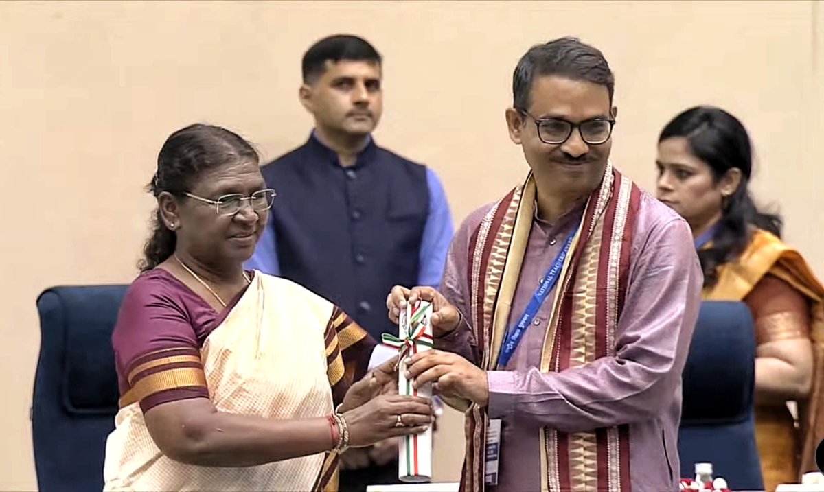 dcsiiserkol's tweet photo. President Draupadi Murmu honoured Prof. Sayam Sen Gupta @sayams  with the National Teachers Award 2023 on the occasion of Teachers' Day. 
Congratulations Prof. Sayam Sen Gupta @sayams!!  @iiserkol @dcsiiserkol @EduMinOfIndia https://t.co/hUf5wUT6oe