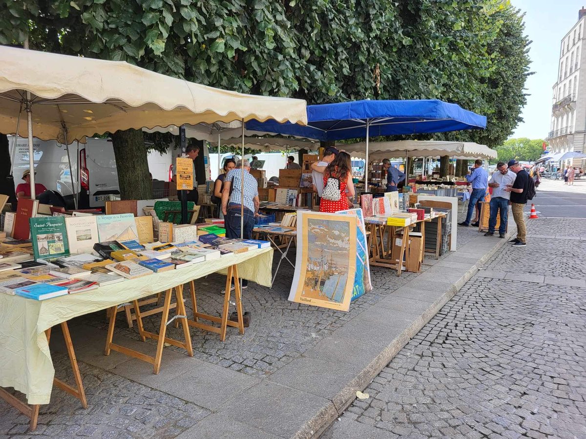 StephanePajot44's tweet photo. #Nantes 🔜 Braderie des bouquinistes, des livres à partir de1 €, le mardi 12 septembre place de la Bourse, de 11h à 19h 📕 📕📕 ⁦@presseocean⁩ #readlire https://t.co/m9O9QKE539