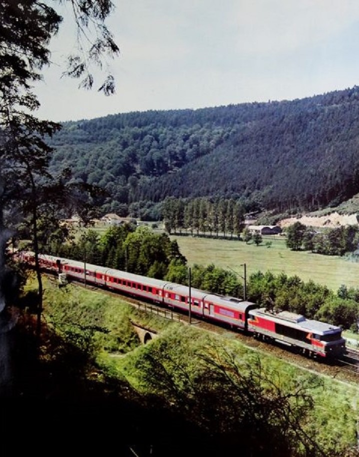 CheminsdeFerTC's tweet image. Le #TEE #Kléber ou #Stanislas entre Paris-Est et Strasbourg marquait un seul arrêt à Nancy. Des A8u ou A8tu Grand Confort avec une #BB15000 à persiennes latérales. Ça avait une classe folle ! Ici dans la vallée de la Zorn pour passer de Lorraine en Alsace.
Extrait d'affiche SNCF.