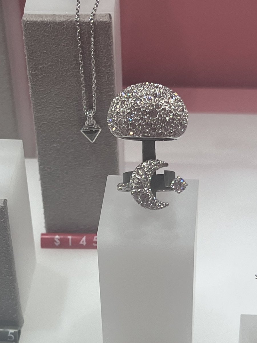 alisonemdavis16's tweet photo. run to swarovski immediately 🤩🤩 https://t.co/ZmEkKKEpMT