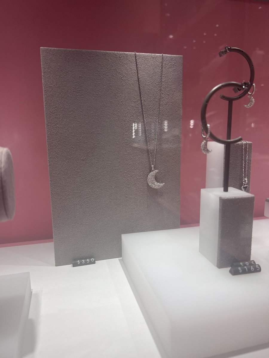 alisonemdavis16's tweet photo. run to swarovski immediately 🤩🤩 https://t.co/ZmEkKKEpMT
