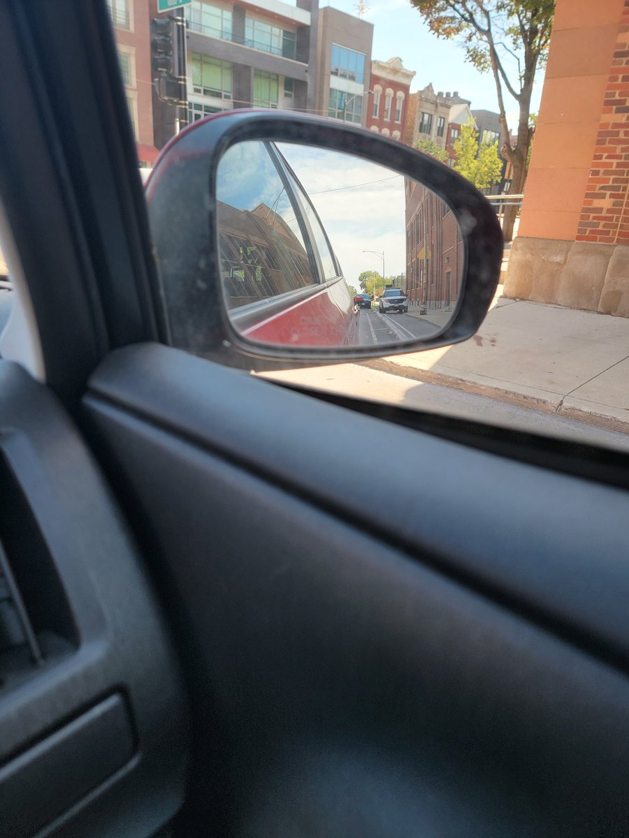 RobbyLeeWilliam's tweet photo. Chicago: We've added bike lanes to keep cyclists safe.
CPD: Forget your safety. This is for my convenience.  @CarsRuinedCity @CPD_Media https://t.co/h1A3KUGElX