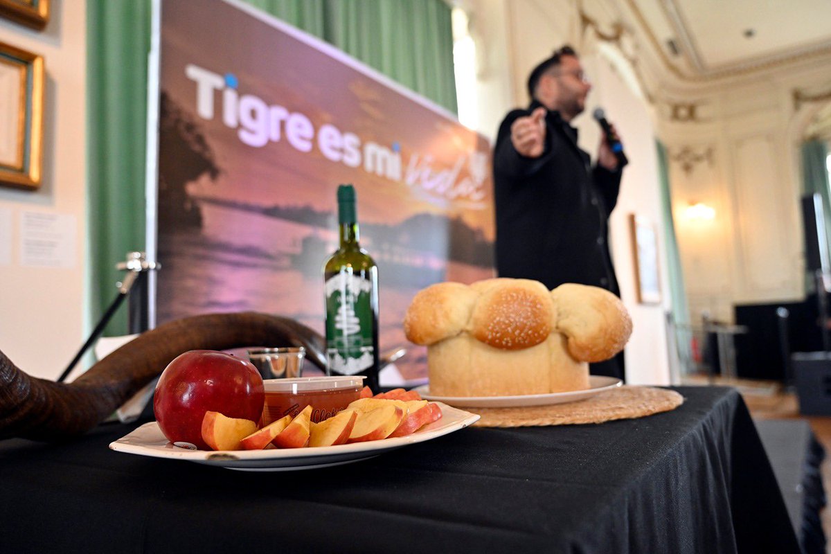 ZamoraJulio's tweet photo. Junto a @DAIAArgentina y representantes de distintos credos, realizamos la celebración por #RoshHashaná en el marco del año nuevo judío Nº 5784 en el @MuseoArteTigre .Seguimos fomentando el dialogo interreligioso de nuestra comunidad. #TigreEsMiVida. https://t.co/zzIr8g2KX4