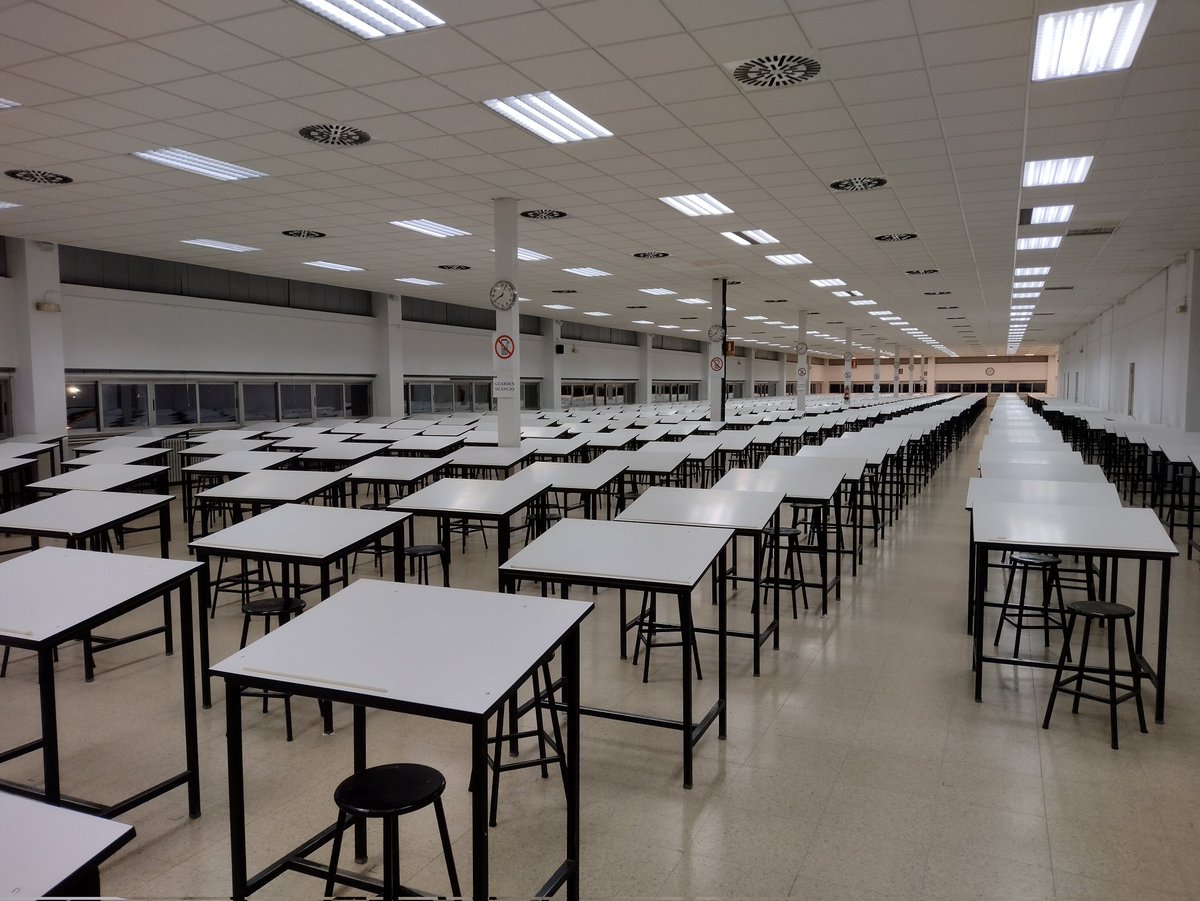 alfreyes14's tweet photo. Esporádicamente sueño con ella. Me queda una asignatura. Subo las escaleras, atravieso la puerta del averno y me ponen un examen sin tener ni idea. Los tableros son los antiguos, marrones con infinidad de anotaciones. Me despierto y voy rápidamente a por el título. Alivio máximo. https://t.co/M4dBCPItg1