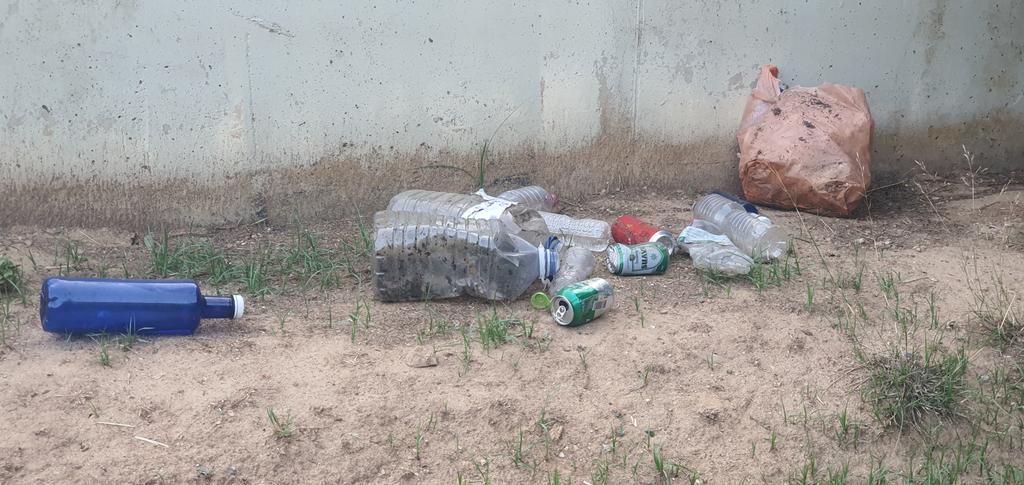 Siralay's tweet photo. Hoy han cortado las hierbas de la riera #Viladecans y las botellas y latas que han encontrado, no se les ha ocurrido otra cosa, que tirarlas dentro del pipican del #ParqueDeLaMarina 🤬 a ver si limpian en el pipican de una p.... vez https://t.co/ABplXrgiLi