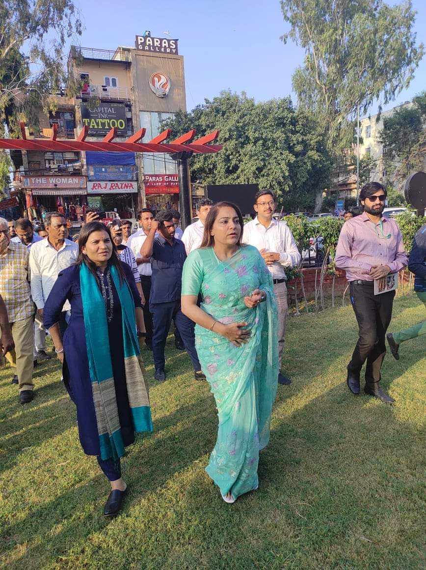SarikaSamar's tweet photo. आज लाजपत नगर मार्केट में @MCD_Delhi द्वारा पार्क में पूरे हुए सौंदर्यीकरण कार्य का निरीक्षण दिल्ली की महापौर @OberoiShelly जी, @DCCNZMCD  नवीन अग्रवाल जी एवं निगम के अधिकारियो के साथ किया गया।

दिल्ली में हर जोन में पार्कों की काया पलट कर रही है #TeamMCD.

माननीय मुख्यमंत्री @ArvindKejriwal जी के विजन अनुसार दिल्ली को हरा भरा, साफ़ सुथरा और सुंदर बनाने में जुटी है एमसीडी।
@AamAadmiParty @ipathak25 @SandeepPathak04