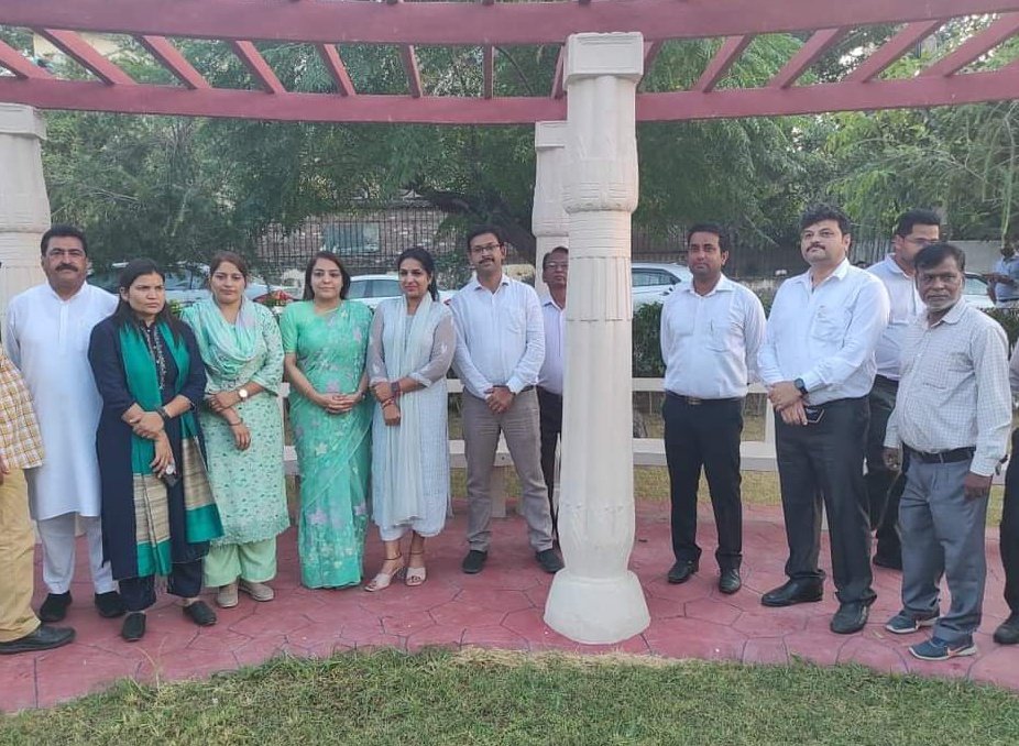 SarikaSamar's tweet photo. आज लाजपत नगर मार्केट में @MCD_Delhi द्वारा पार्क में पूरे हुए सौंदर्यीकरण कार्य का निरीक्षण दिल्ली की महापौर @OberoiShelly जी, @DCCNZMCD  नवीन अग्रवाल जी एवं निगम के अधिकारियो के साथ किया गया।

दिल्ली में हर जोन में पार्कों की काया पलट कर रही है #TeamMCD.

माननीय मुख्यमंत्री @ArvindKejriwal जी के विजन अनुसार दिल्ली को हरा भरा, साफ़ सुथरा और सुंदर बनाने में जुटी है एमसीडी।
@AamAadmiParty @ipathak25 @SandeepPathak04