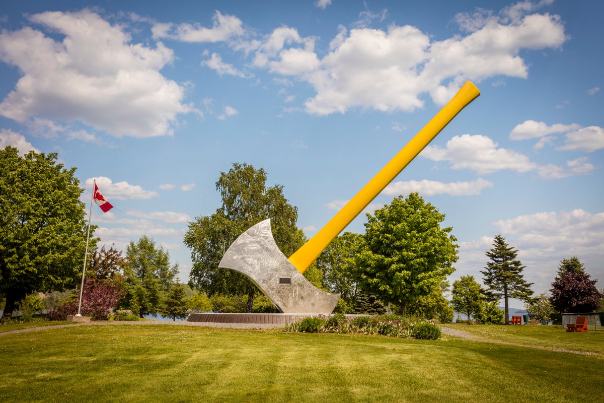 #DYK that the world’s largest axe is located in Nackawic, #NB? Built to honour the importance of forestry in the Atlantic province, the 15-meter tall axe contains a time capsule, which will be discovered by future generations. Have you ever taken a photo next to the #BigAxe?🪓📸