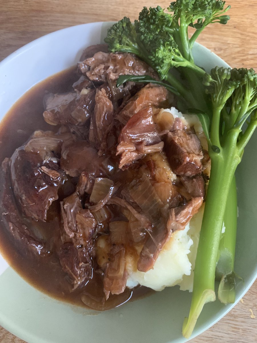 Slow braised shin of beef in red wine with cheddar mash. They wolfed it @Jessrocks71 ❤️ @vickanddave72 @gilly_breeze @AnniPeggi59 @ushasundaram