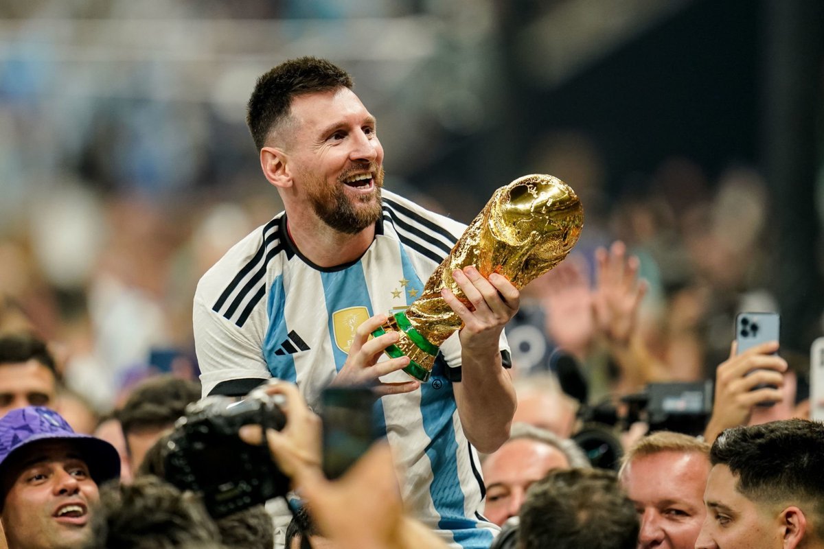 centregoals's tweet photo. 🚨🚨| BREAKING: Lionel Messi is the big favorite to win the 2023 Ballon D'Or ahead of Erling Haaland.

[@goal] https://t.co/848zvoibDD