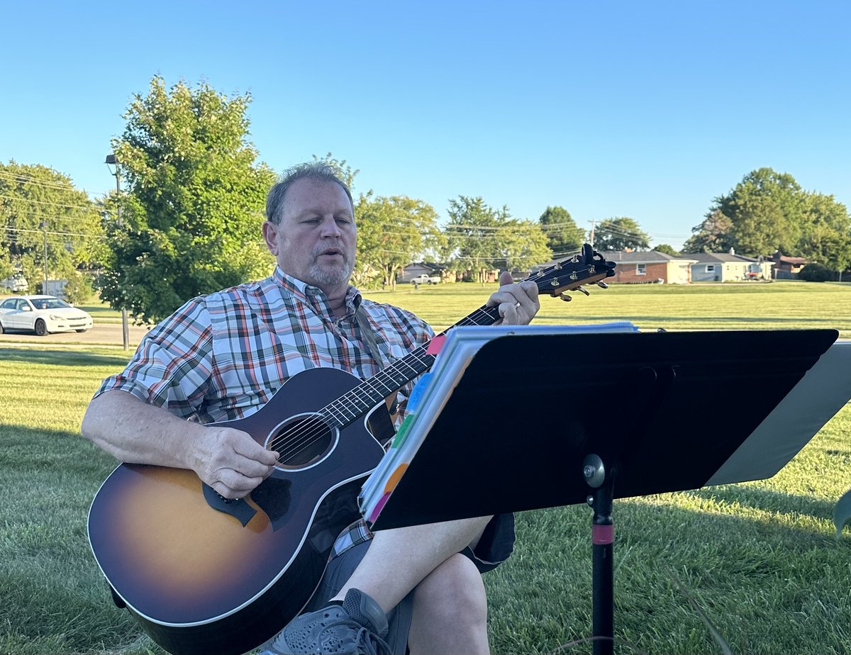 SpringhurstHC's tweet image. At the Villas, we love to celebrate! 
This lovely couple celebrated 62 years of wedded bliss with a surprise visitor that played their song, "All I Have To Do Is Dream" by the Everly Brothers!
It was a "dreamy" evening! 
#VillaLifeIsBeautiful