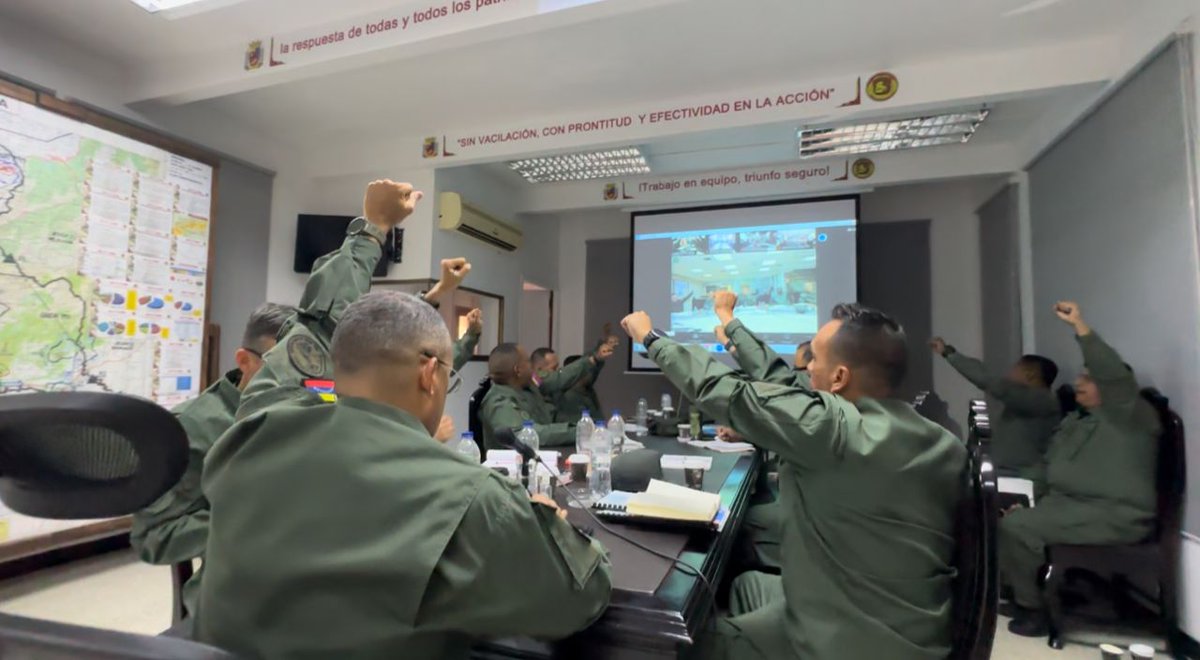 zoditachirasc21's tweet photo. La #FANB,  participó en Videoconferencia con la finalidad de instruir sobre las tareas estratégica  y órdenes que deberán ser realizadas y empleadas en defensa de la nación ante las venideras elecciones presidenciales para seguir trabajando en garantía de la Soberanía y La Paz. https://t.co/jEnPiIhb6W