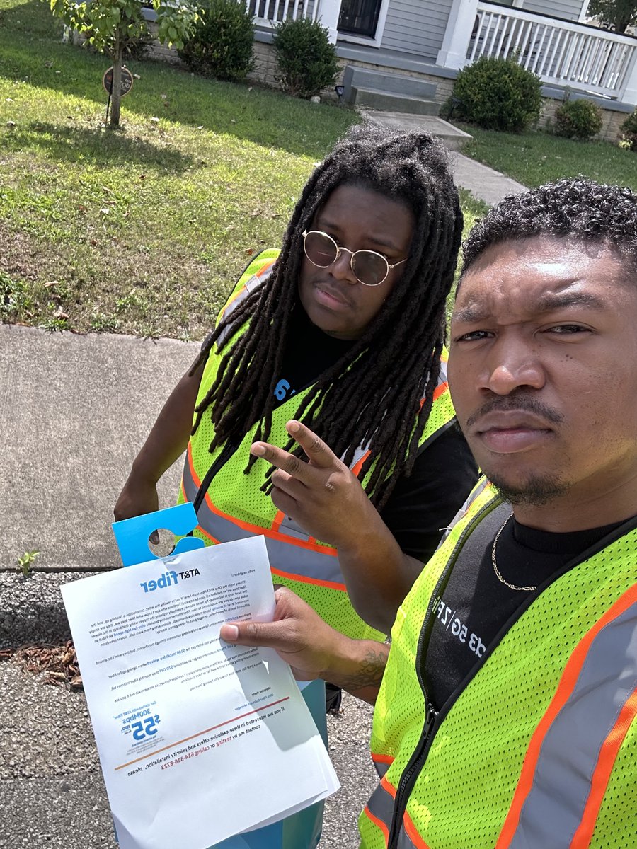 Me & @QuiseAtt out here in the heat spreading the word about Fiber! @Jimmy_Booth1 @tiffanyjenkins_ @oliveiramikeO @keroninc @cASHLEY_1
