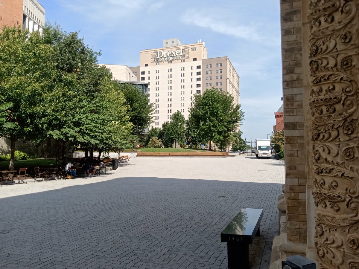 OkuEssienJr1's tweet photo. It's first day on Campus @DrexelUniv and the ebbing Summer Sun hasn't lost its heat and rays yet...
...giving Philly City a blend of shades and greys! 🤠
#ValidDreams https://t.co/kJwRPcg6Gr