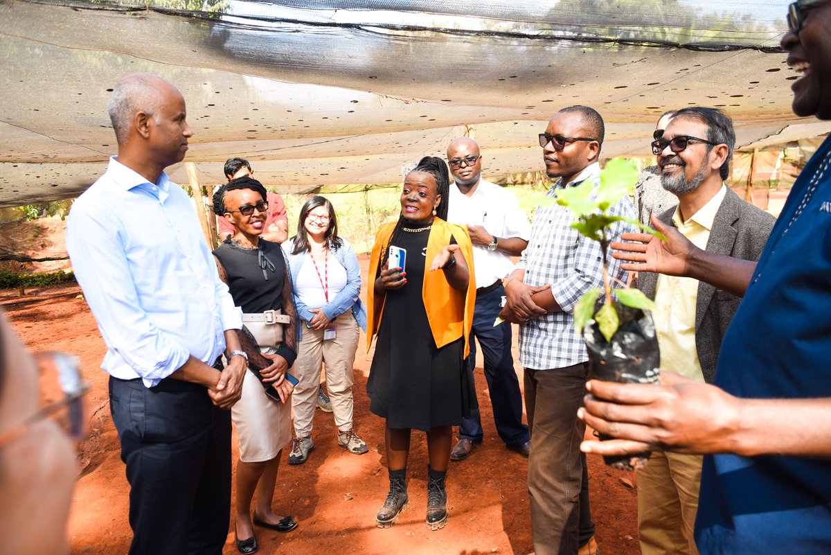 Helal21191's tweet photo. Canadian Minister for International Development HE Ahmed Hussen along with Head of Cooperation Janine Cocker visited MEDA-supported Lead Firm, Caffe Del Duca. Sincere appreciation to the Canadian Embassy in Kenya for allowing MEDA to host this important visit. https://t.co/zqkR4CXRKZ