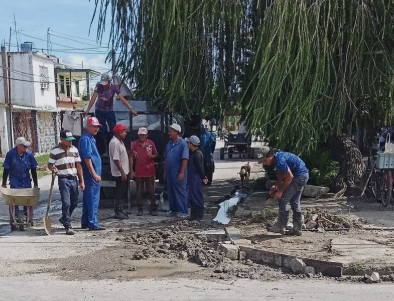 Brigada de mantenimiento de la Unidad Empresarial de Base Acueductos Alcantarillado Jatibonico en supresión de salidero en la calle Simón Reyes. #Eaass #AySCuba #SanctiSpíritusEnMarcha